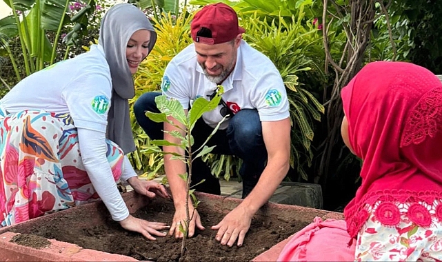 Gamze Özçelik ve Reshad Strik çifti balayı yerine Tanzanya'ya yardım götürmeye gitti