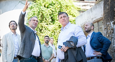 Başkan Tugay ve Mahir Polat tarihi Basmane semtinde incelemelerde bulundu