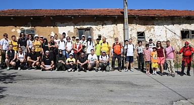 Nilüfer Belediyesi'nin Mysia Yolları’nda hafta içinde düzenlediği etkinliğe katılan trekking tutkunları hem spor yaptı hem de doğanın keyfini doyasıya çıkardı.