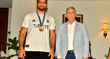 ŞAMPİYON GÜREŞÇİ TAHA AKGÜL’DEN MANSUR YAVAŞ’A ZİYARET