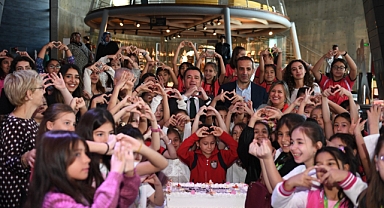Başkan Aydın Dünya Kız Çocukları Günü’nü Pasta Keserek Kutladı