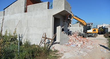 Doğanevler’de Kaçak 3 Yapı Yıkıldı