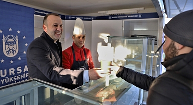 Bursa Büyükşehir'den öğrencilere sıcak çorba ikramı