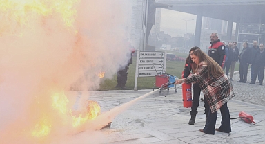  Osmangazi’de başarılı deprem ve yangın tatbikatı - Osmangazi Belediyesi personele deprem ve yangın tatbikatı gerçekleştirdi