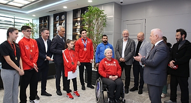 Şampiyon Sporculardan Başkan Bozbey’e Ziyaret