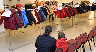 - Sevgi Mağazası ihtiyaç sahiplerinin yanında - İhtiyaç sahibi vatandaşlara kıyafet desteği