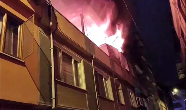 Bursa'da Çatı Yangını: İtfaiye Ekiplerine Elektrik Hattı Düştü