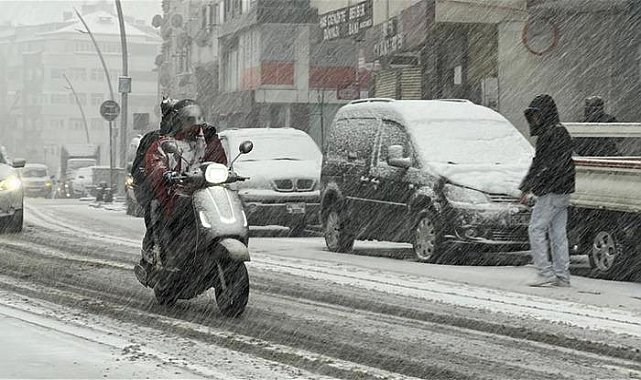 Kar yağışı İstanbul'a giriş yaptı, beyaz örtü kendini gösterdi! Meteoroloji ve AKOM uyarmıştı (Ne zamana kadar sürecek?)
