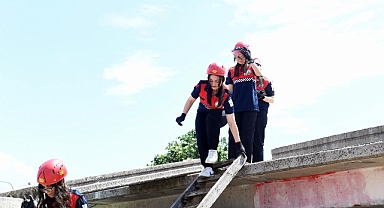 Liseli öğrencilerden nefes kesen tatbikat