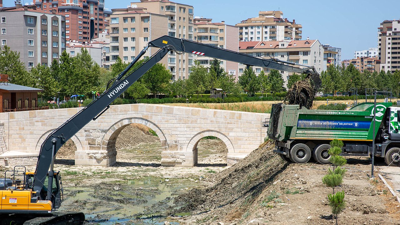 Büyükşehir’den Ayvalı Dere’de temizlik ve ıslah çalışması