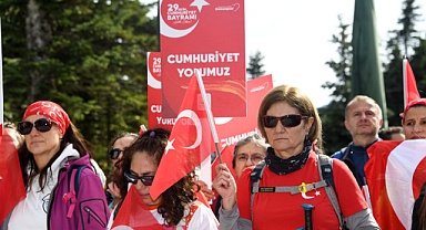 Uludağ’da yüzlerce kişi Cumhuriyetin izinde yürüdü