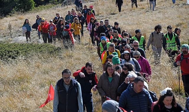 Uludağ’da yüzlerce kişi Cumhuriyetin izinde yürüdü