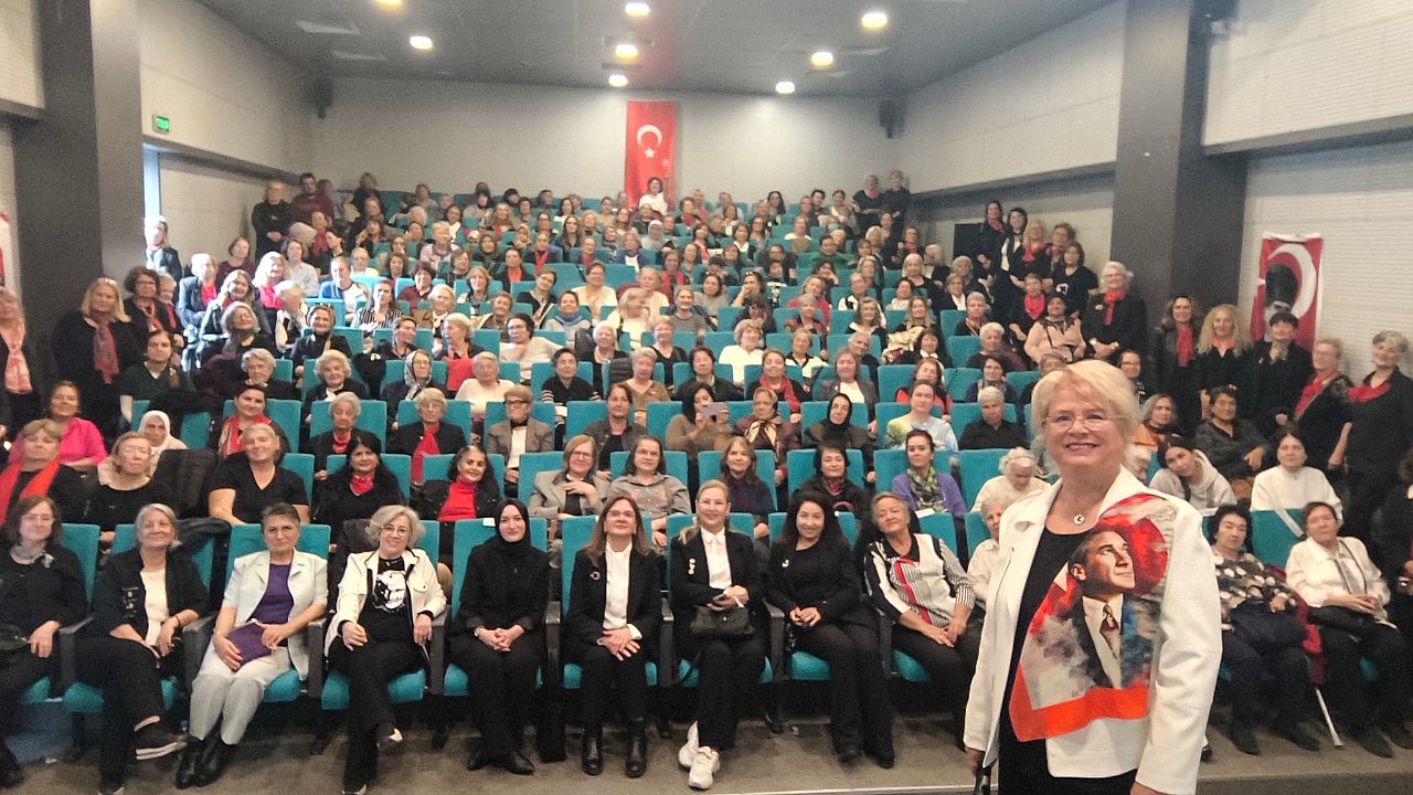Kadınlar, Atatürk’ü sevdiği şarkılarla andı