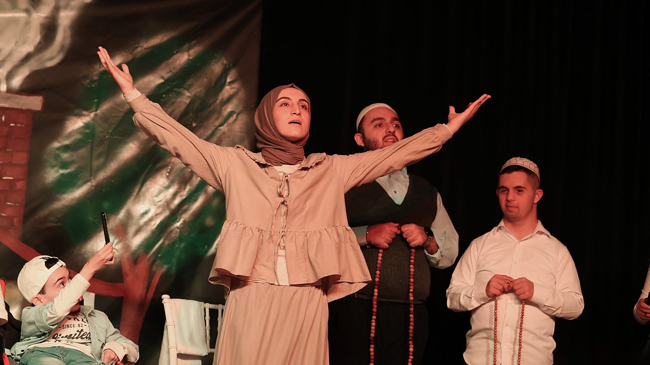 Engelli Bireyler Sahnede Usta Sanatçılara Taş Çıkarttı