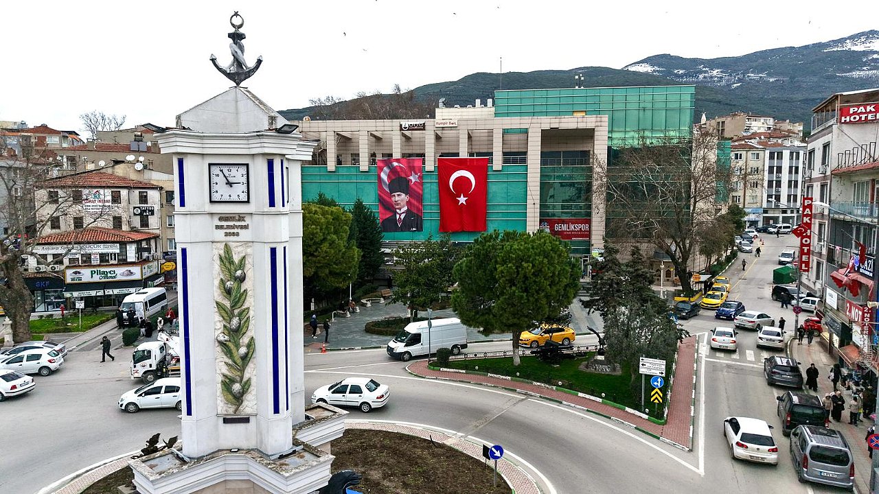Gemlik Belediyesi’nden Türk Bayrağı Dağıtımı