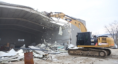 Nilüfer’de iki kaçak iş yeri yıkıldı