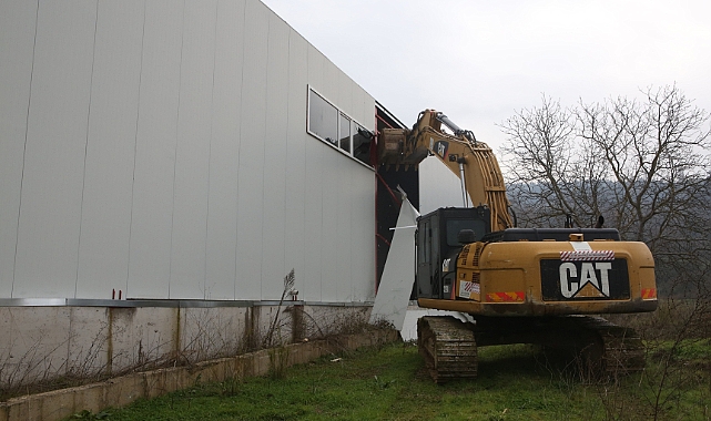 Nilüfer’de iki kaçak iş yeri yıkıldı