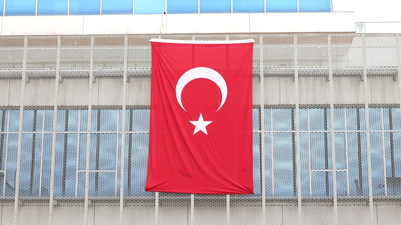 Osmangazi Belediyesi Binalarını Türk Bayraklarıyla Donattı