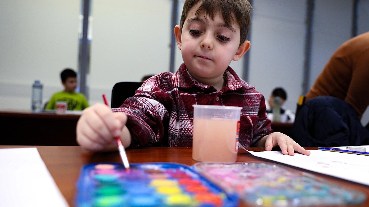 ÇOCUKLAR BİR GÜNLÜĞÜNE RESSAM OLDU