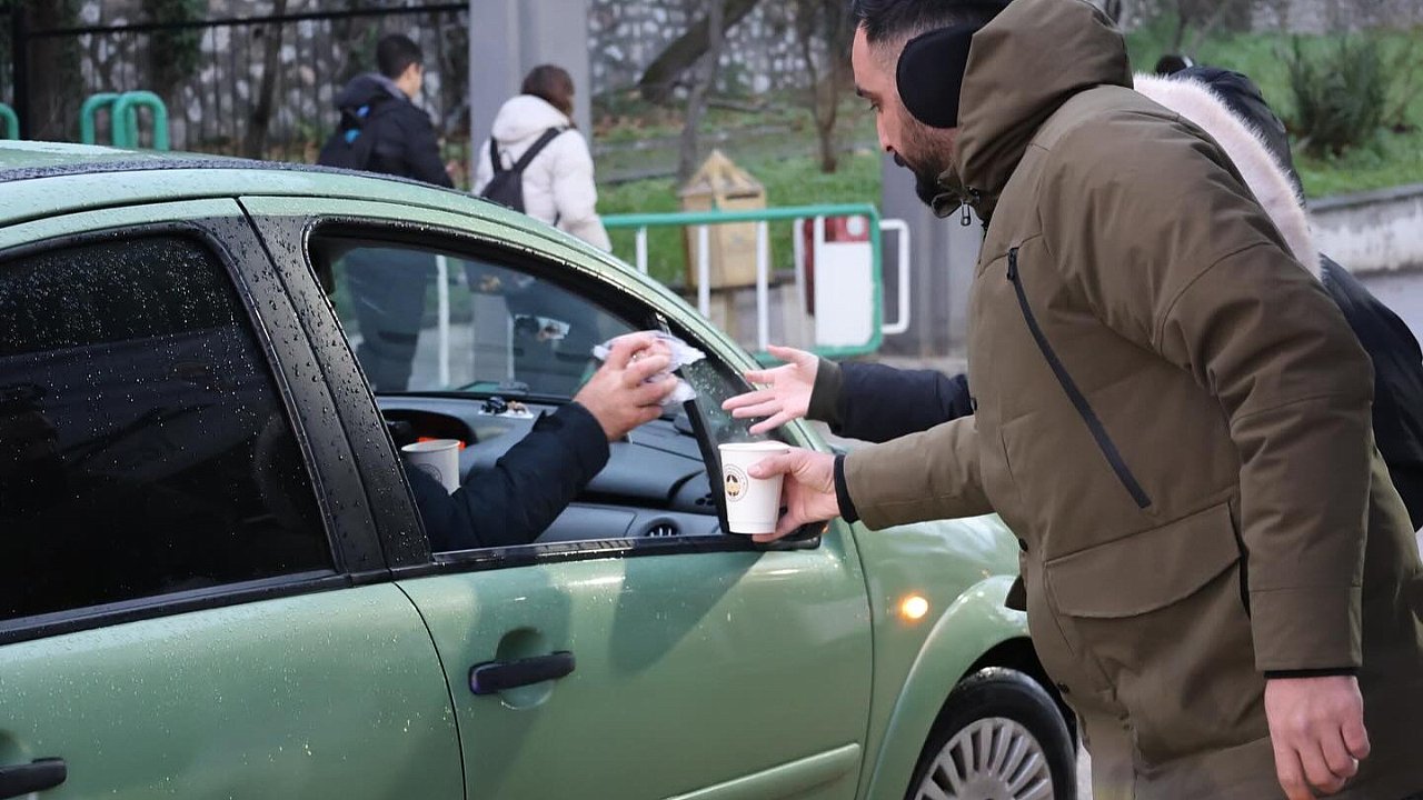 Gemlik Belediyesi’nden Sıcak Çorba İkramı