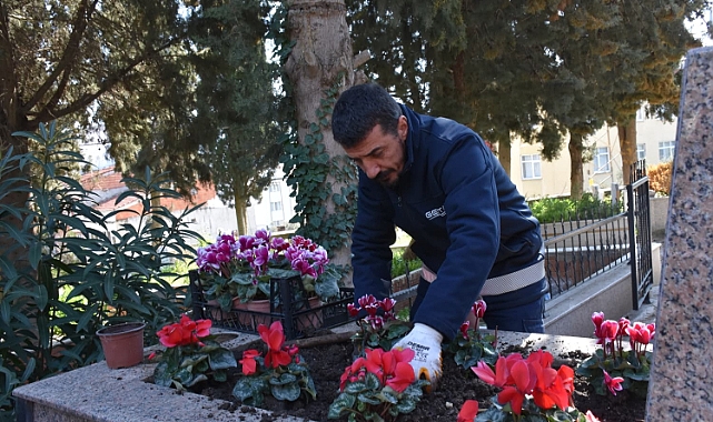 Şehitliklere Titiz Bakım