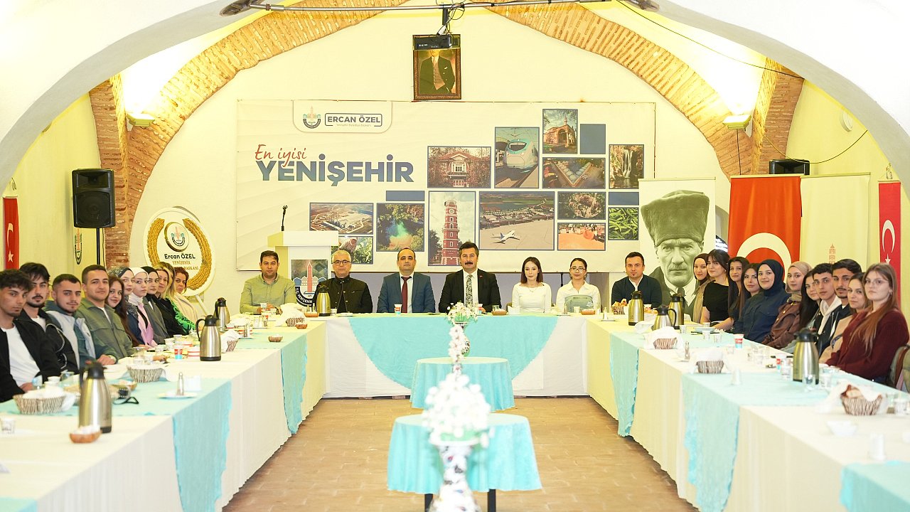 BAŞKAN ÖZEL ÜNİVERSİTE ÖĞRENCİLERİYLE İFTARDA BULUŞTU