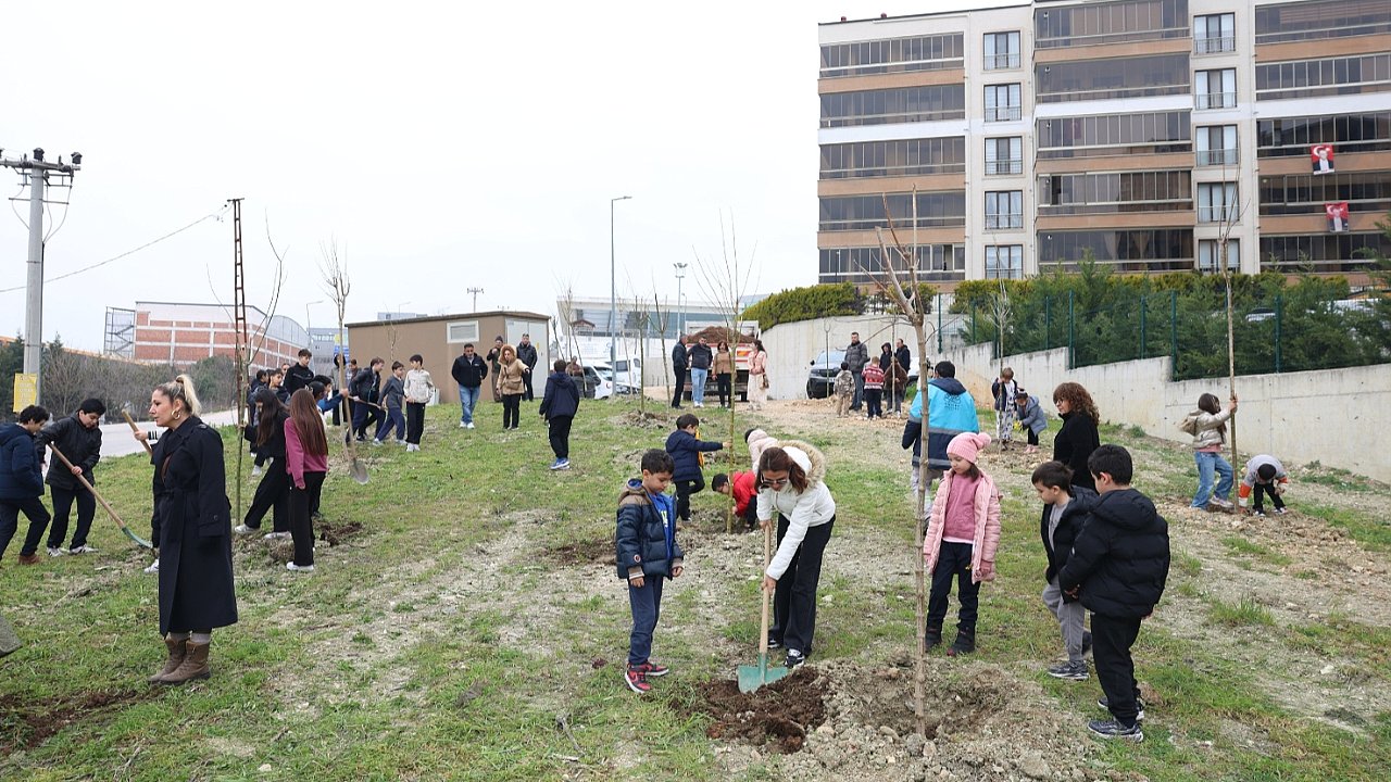 Nilüfer’de minikler doğa için fidan dikti