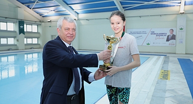 8 ileti dizisinden 8. Osmangazi Yüzme Şenliği’nde Kazananlar Kupalarını Aldı