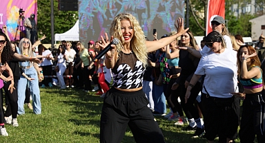 Bursa'da 'Dünya Dans Günü'nü zumba yaparak kutladılar