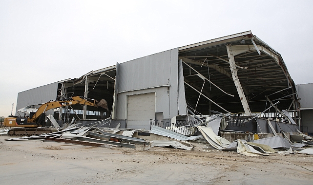 Nilüfer’de 4 bin metrekarelik kaçak depo yıkıldı