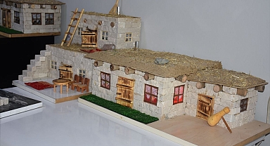 Şırnak'ın toprak damlı evlerini maketlerde yaşatıyor