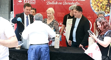 Başkan Erkan Aydın’dan Vatandaşlara Aşure İkramı