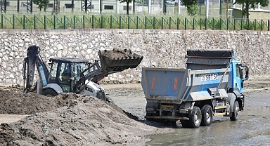 Bursa Büyükşehir’den Hüdavendigar'da dere temizliği
