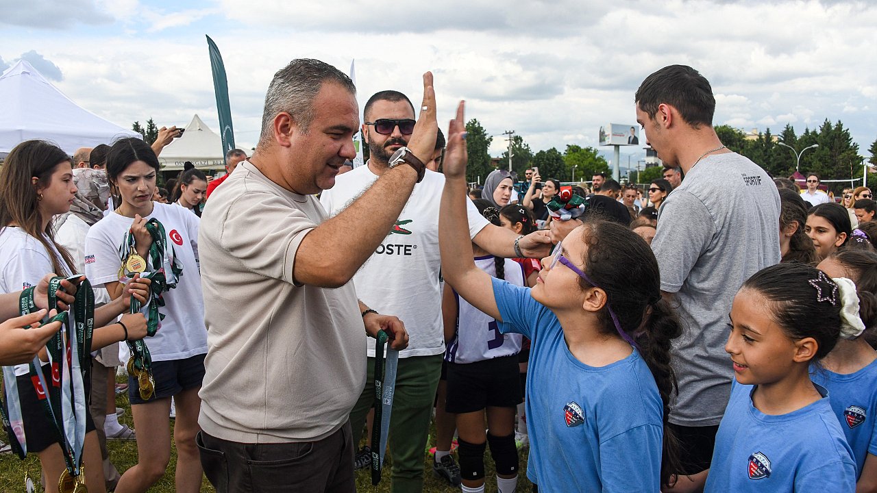 Mini Voleybol Şenliği’nde Çocuklar Madalyalarını Aldı