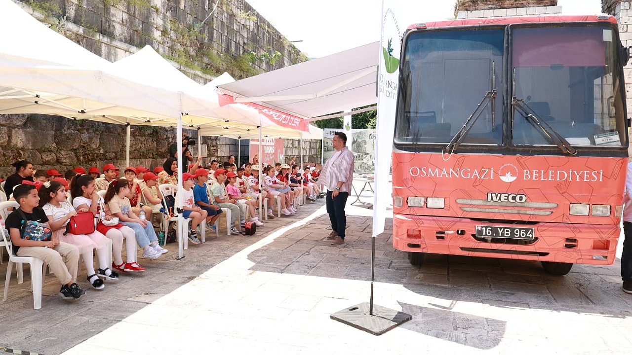 Osmangazi Belediyesi Çocuklara Kitap ve Tarih Sevgisi Aşılıyor