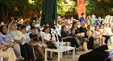Osmangazi’de Çocuklar Yaz Akşamlarını Sinemayla Renklendiriyor