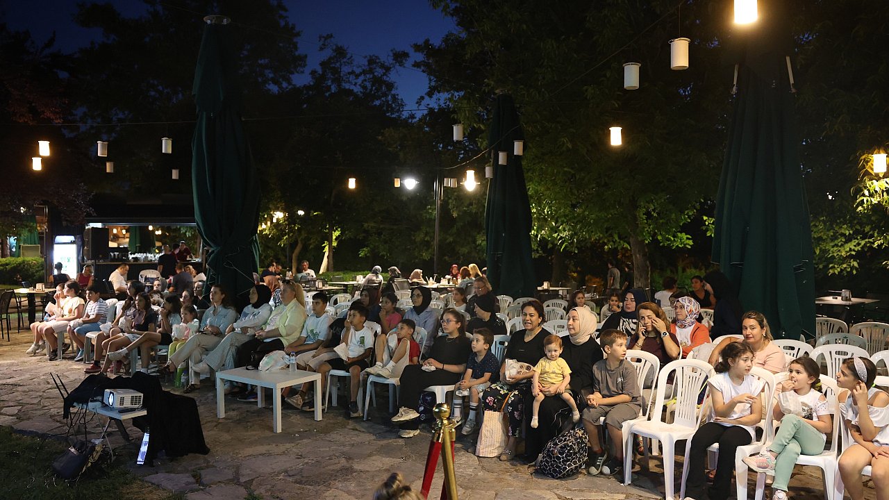 Osmangazi’de Çocuklar Yaz Akşamlarını Sinemayla Renklendiriyor
