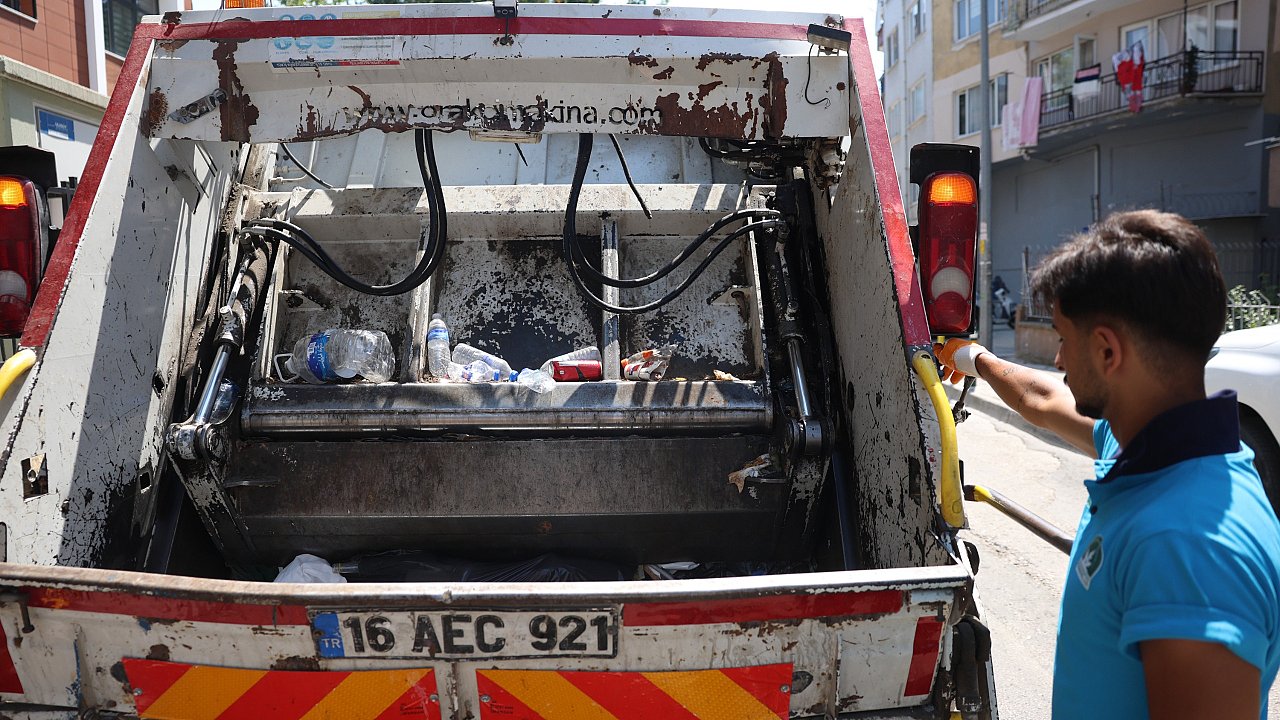 Osmangazi’de Çöp Evden 2,5 Ton Geri Dönüşüm Atığı Çıkarıldı
